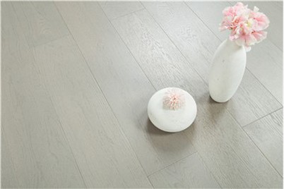 ¿Es necesario lijar los pisos de tablones de madera antes de la instalación?