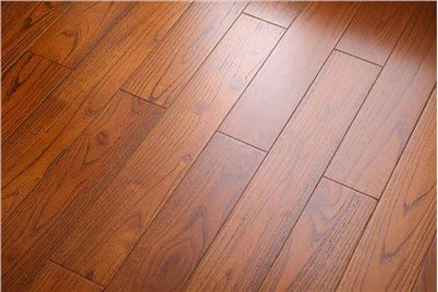 ¿Cuál es la composición química de Okan Flooring?